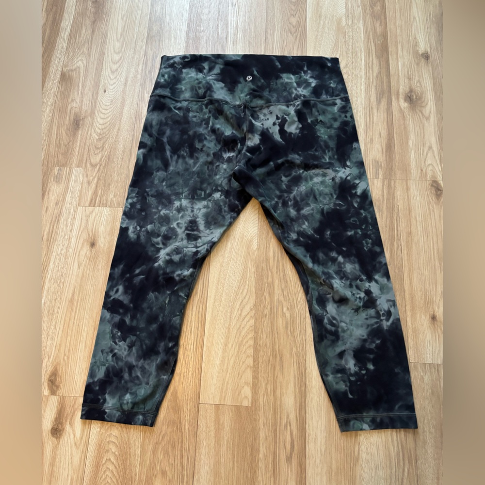 Lululemon tights in size 16. Excellent condition.